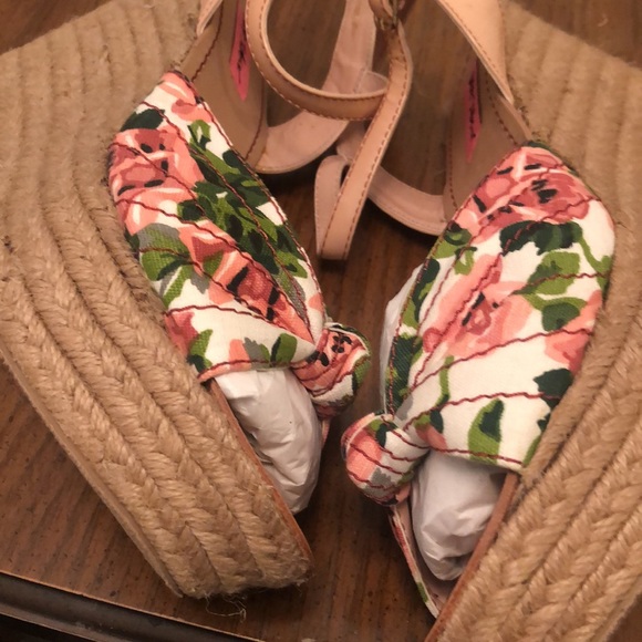 Shoes - Picture 4 of 5